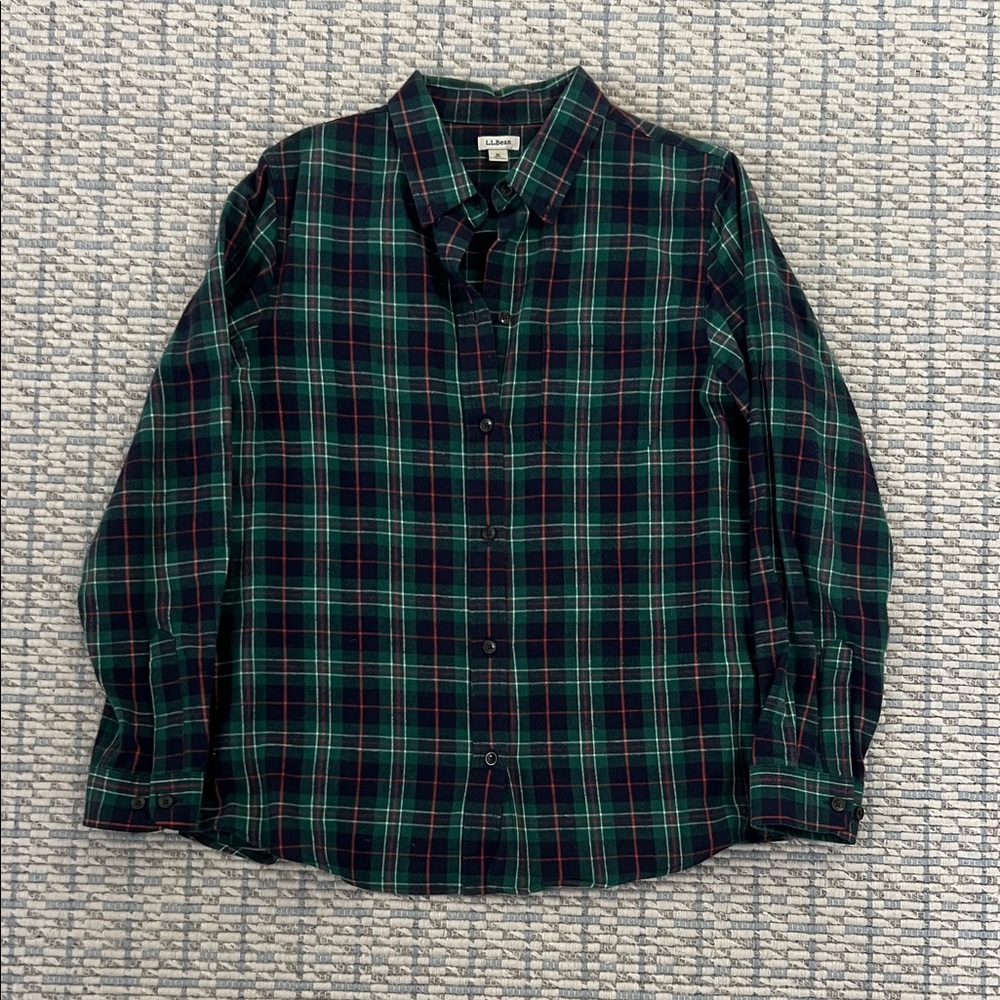 L.L. Bean Relaxed Navy Green Scotch Plaid Flannel Button Down Shirt Size Medium - Picture 1 of 4